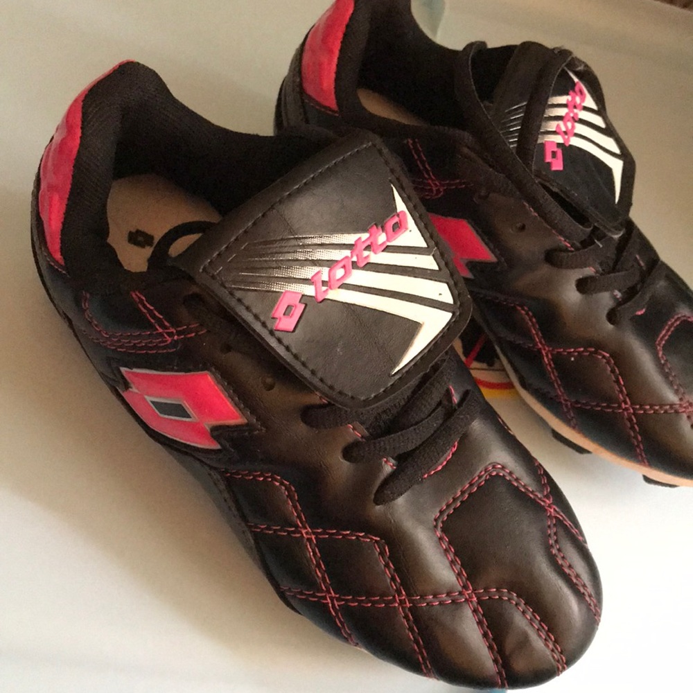 BNWOT Lotto girls youth soccer cleats.  Size 2